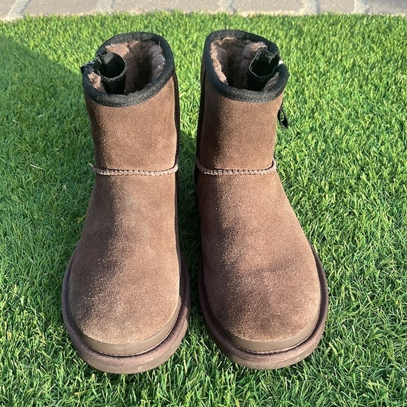 LIKE NEW UGG Classic Mini Zipper Logo Boot! - Picture 6 of 9